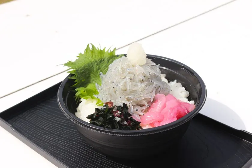道の駅あわじ海鮮丼屋えびす丸の生しらす丼