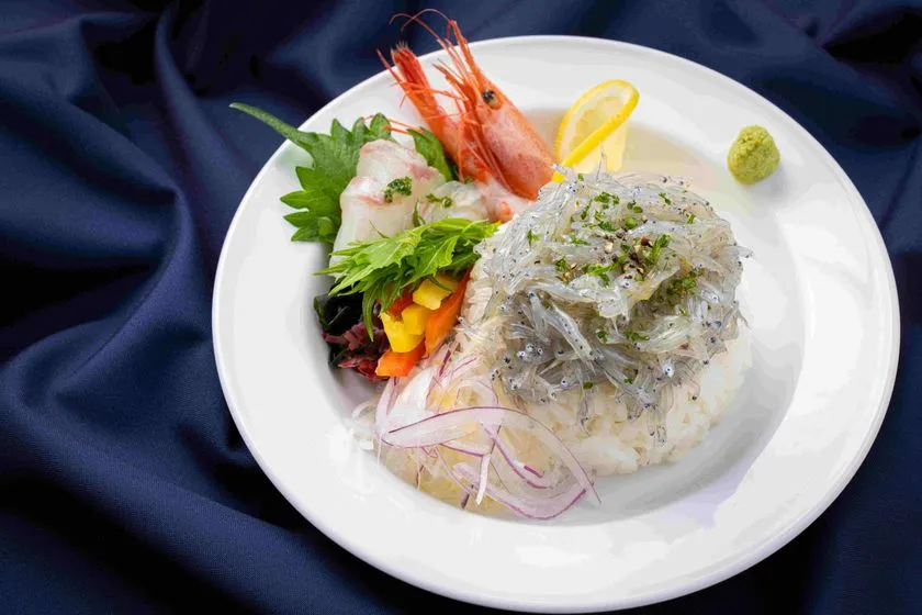 道の駅あわじ2階レストラン海峡楼の洋風仕立ての生しらす丼