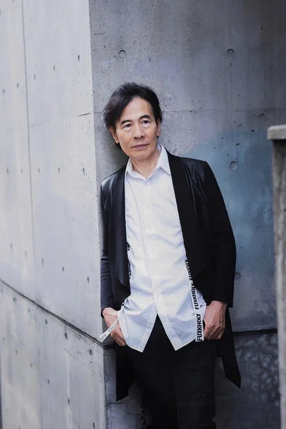 ギターを手にした鈴木茂のアーティスト写真