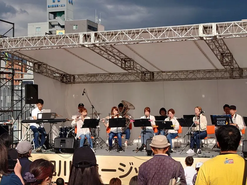 旭川駅前ステージでライブが行われる会場風景