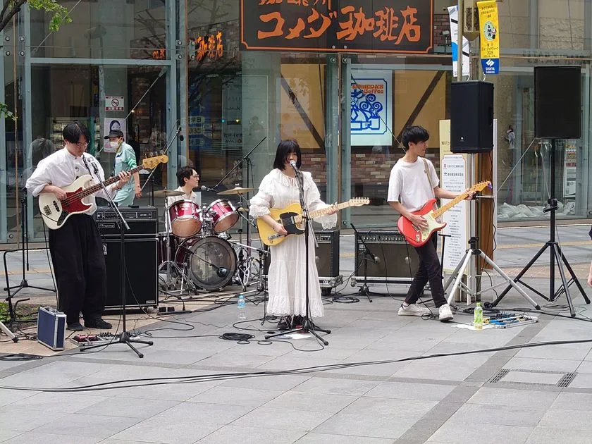 1条通買物公園で開かれる旭川ミュージックウィークの会場風景