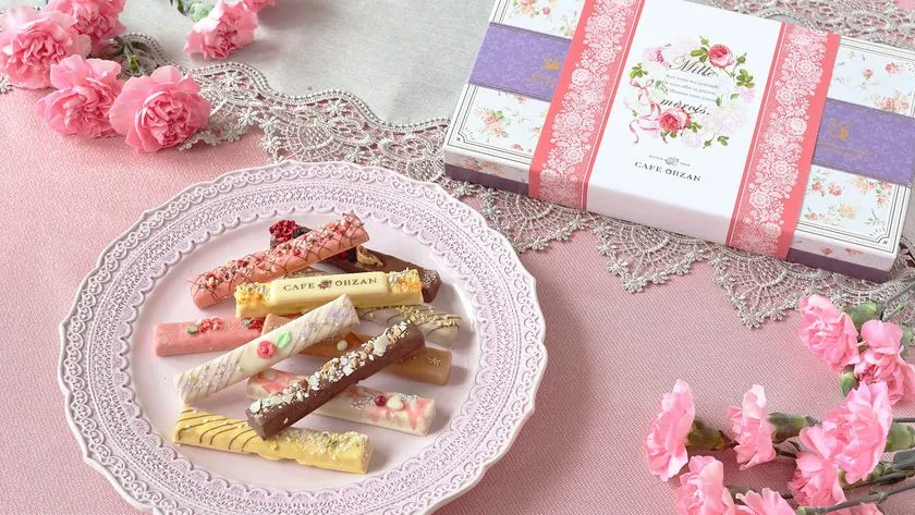 ブーケ柄の母の日向け掛け紙がかかったギフトボックス