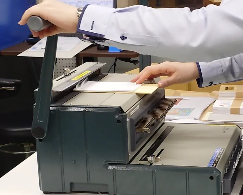 卓上カレンダーをその場で製本して渡すワークショップのイメージ