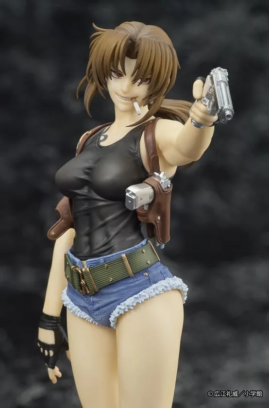 DIGSTA『BLACK LAGOON』レヴィフィギュアの正面斜め上アングル撮影。黒タンクトップ・デニムショーツ・ホルスター装備でピストルを向けるポーズ、口に煙草をくわえた造形。背景はダークグレー。