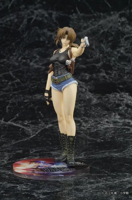 DIGSTA BLACK LAGOONレヴィフィギュアの正面からのショット。両手に拳銃を持ち前方へ向けるポーズ全体像、台座・衣装・造形の全体バランスが確認できる