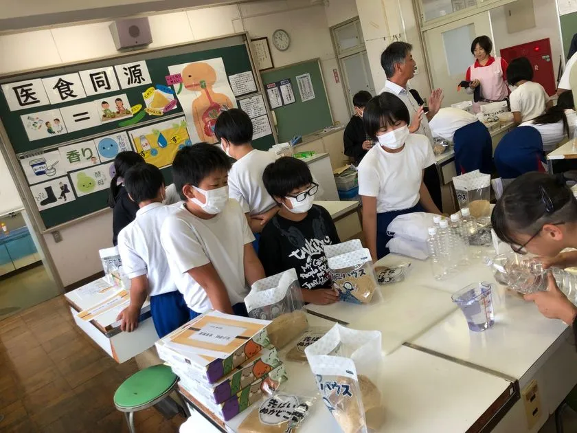 小学校で子どもたちが漬物づくりを学ぶ食育授業風景