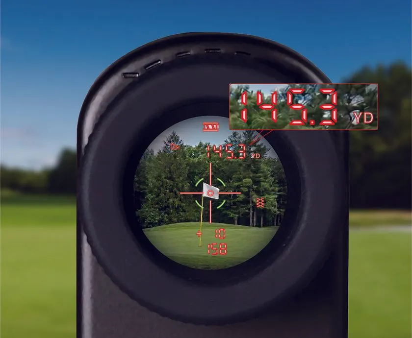 Shot Navi STEADYの接眼レンズ内ビュー。ピンフラッグに照準を合わせた状態で145.3ydの計測値がデジタル表示され、ピンシーク計測の使用感を実写風に再現