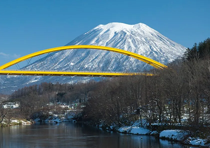 黄金色に染まったニセコ大橋と羊蹄山