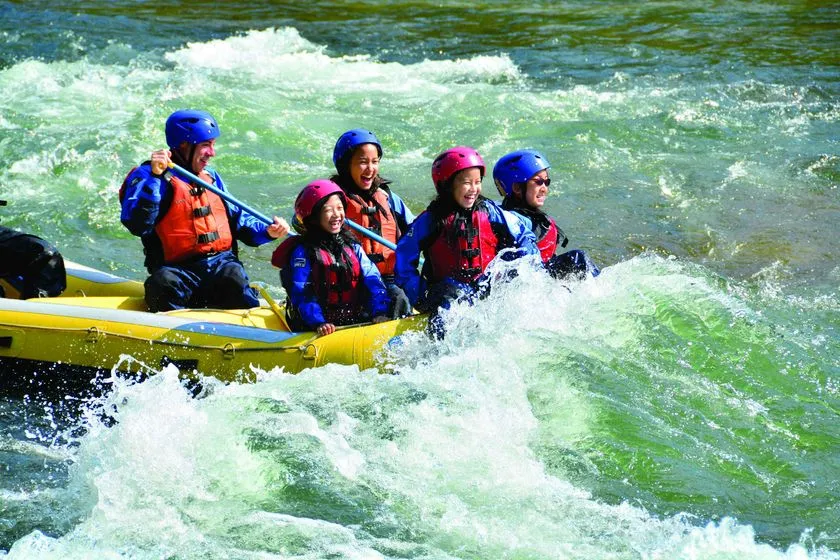 雪解けの激流を駆ける春のラフティング