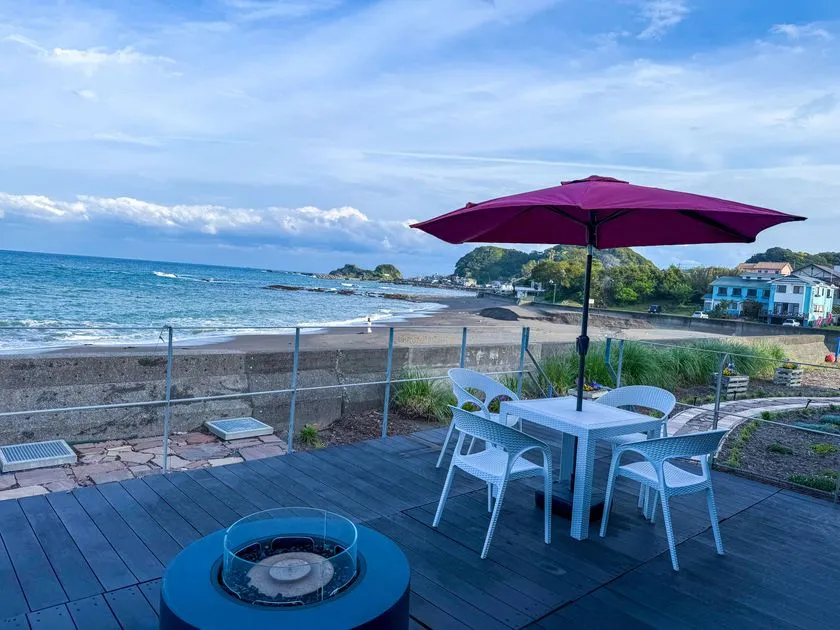 オーベルジュ波太オルビス のテラス写真。鴨川の海を望む店舗でORBIS BLUEを販売する場所が具体的にわかる画像。