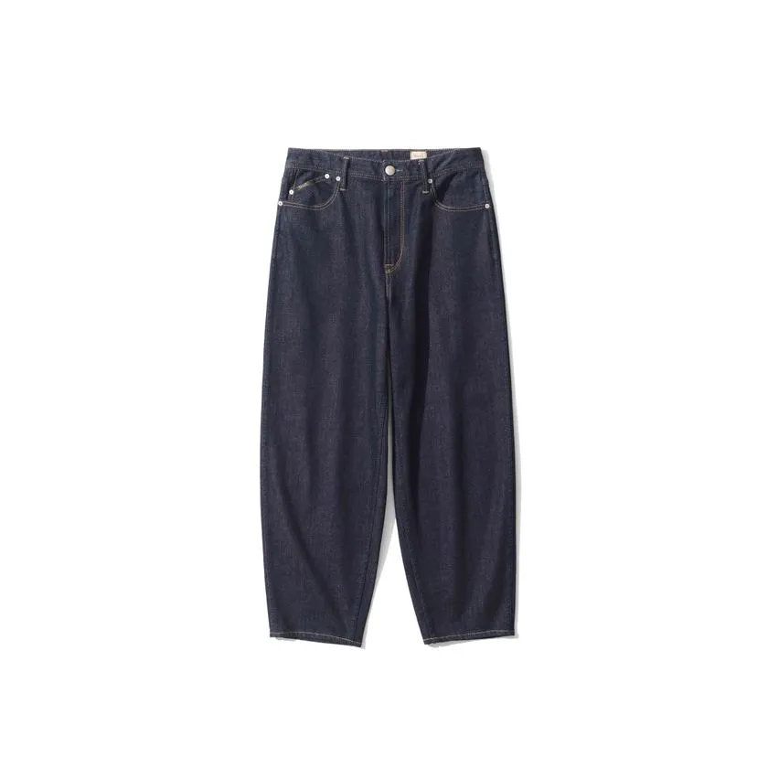 YANUKのBARNYデニムパンツ商品写真。ホテル制服に採用されたルーズテーパードシルエットのデニム。