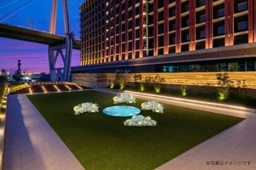 自然光の下、花と緑に囲まれた明るいごろごろテラスの昼間の様子