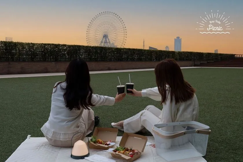 テラスの開放的なロケーションでピクニックBOXを広げたBay Side Picnicの様子
