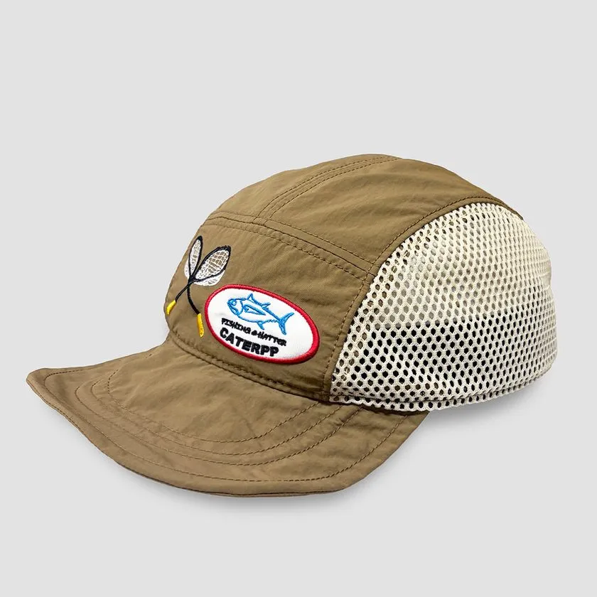 カーキカラーのCATERPP LB MESH LOGO CAP正面斜め角度。撥水ナイロンフロントパネル・ベージュメッシュサイドパネル・CATERPPロゴ刺繍ワッペン