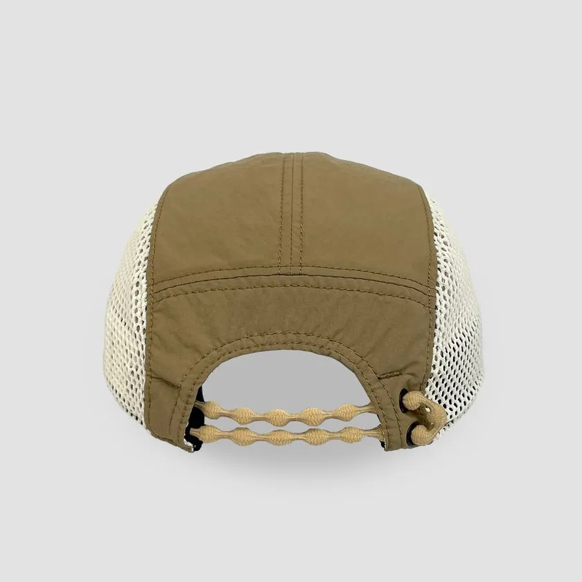 CATERPP LB MESH LOGO CAPカーキカラーの背面。ベージュメッシュパネルとサイズ調整用コードストッパー付きテープアジャスター