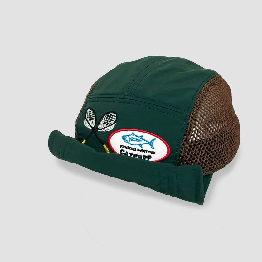 CATERPP LB MESH LOGO CAPグリーン×ブラウンメッシュカラーの斜め前から撮影。FISHING&amp;HATTERのワッペンと魚刺繍が確認できる