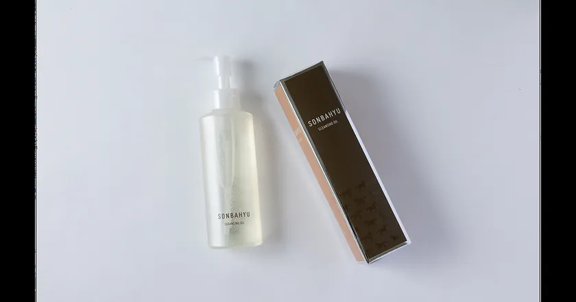 SONBAHYUクレンジングオイルの透明ポンプボトル本体と茶色の外箱を並べた商品単体の正面撮影