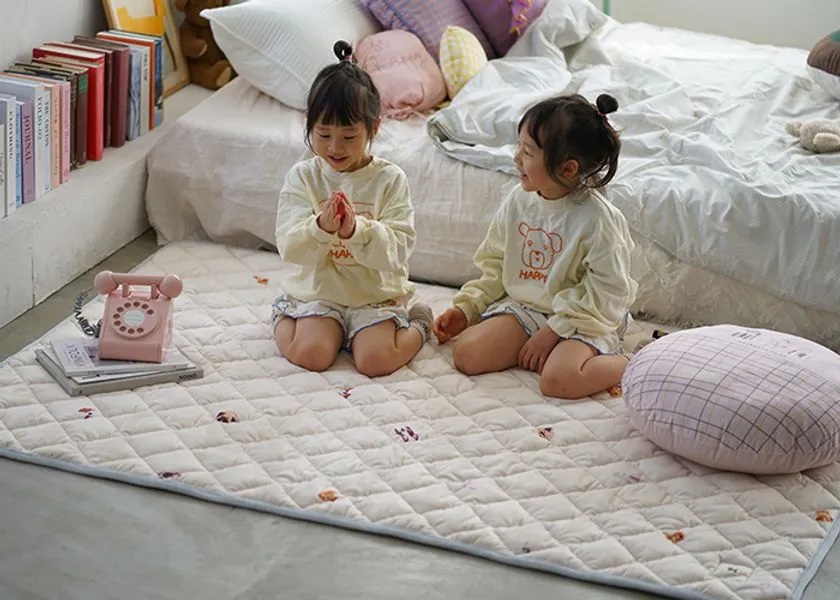 グレー地に犬モチーフや足跡を散りばめたおやつ犬プリントキルトラグ