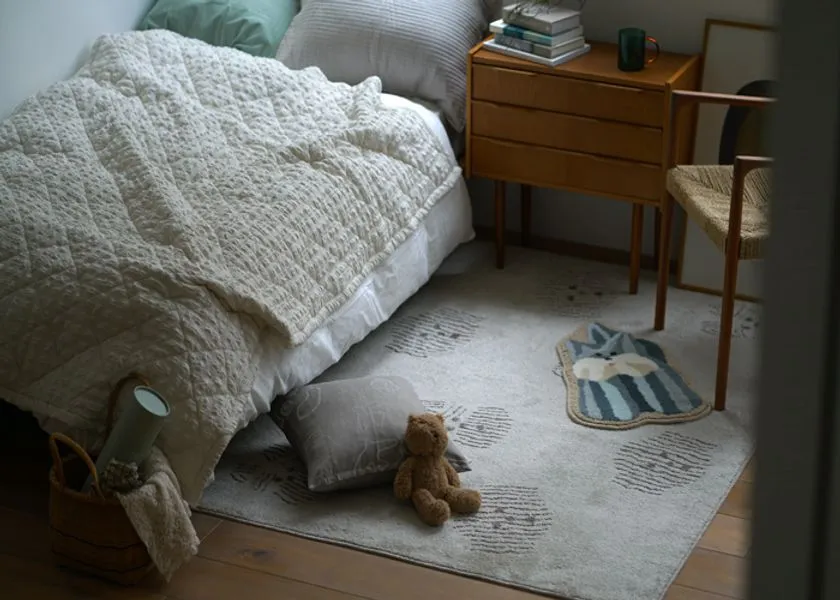 犬モチーフのプリント柄ラグをベッドサイドに敷いたベッドルーム