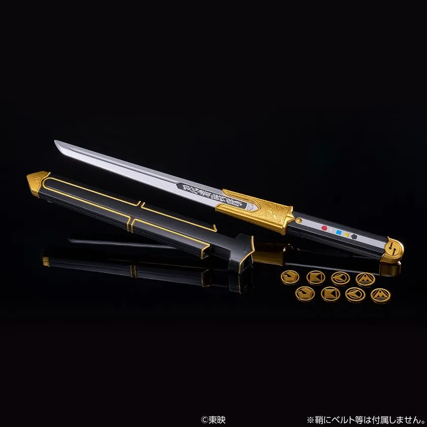 黒い背景の中で銀色の刀身と金色の鍔が光る「カクレマル -MEMORIAL EDITION-」のイメージ