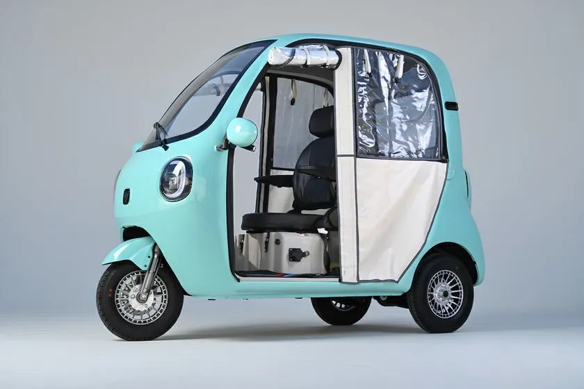 標準装備の雨除けサイドカバーを開けている様子