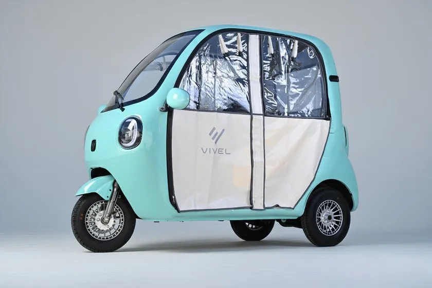 標準装備の雨除けサイドカバーを閉じている様子