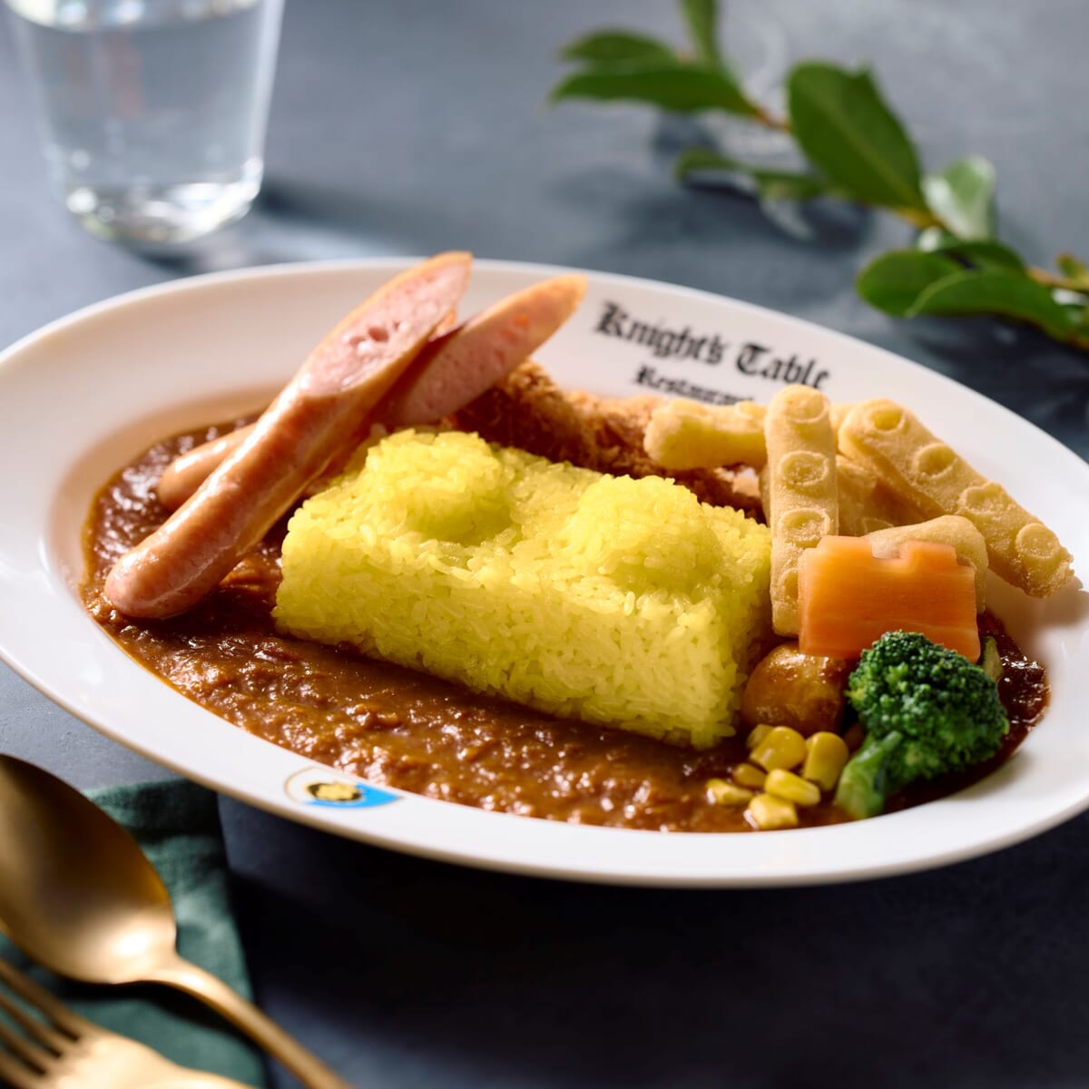 4種類のトッピングを乗せた、総料理長の『ひみつのカレー』　イメージ