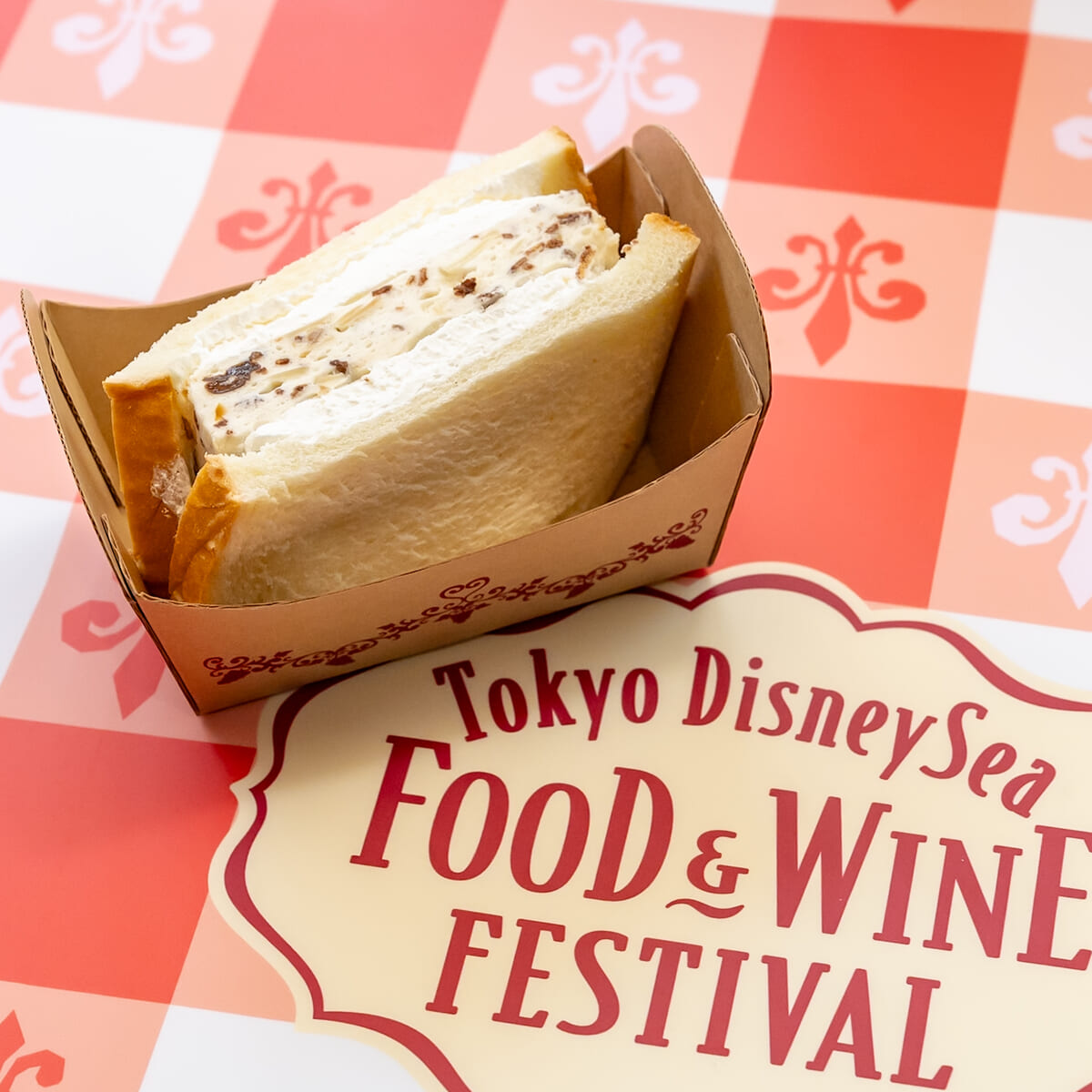 東京ディズニーシー・フード＆ワイン・フェスティバル／ドックサイドダイナー「ナッツとドライフルーツのクリームサンド（ロイヤルブレッド使用）」2