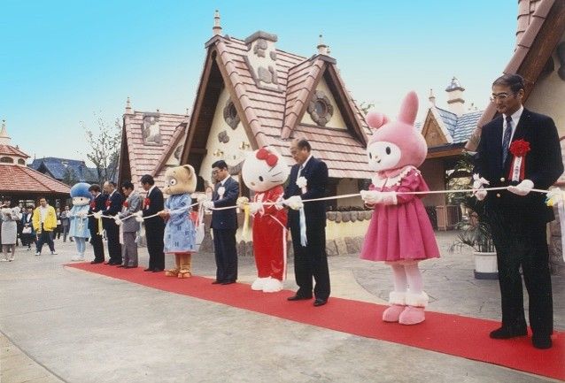 35年のありがとう。これまでと、これからのハーモニーランドの歩み

ハーモニーランドは1991年の開園以来、多くのお客さまに支えられながら、4月26日（日）に35周年を迎えました。これまでご来園いただいた皆さま、そして地域の皆さまへの感謝の気持ちを胸に、この日を迎えることが出来ました。

地域の皆さまと共に一村一品クラフト公園「ハーモニーランド」としてスタートしたことが、ハーモニーランドの原点です。時は流れ、近年では、観光・地域資源・体験価値を融合させた“滞在型エンターテインメント拠点”へと進化させるハーモニーランドの“エンタメリゾート化”を掲げ、大分県との包括連携協定の締結や、大分ハローキティ空港の愛称化、日出町や杵築市とのフレンドシップ宣言など、地域と一体となった取り組みを推進。地域とともに新たな一歩を踏み出しています。