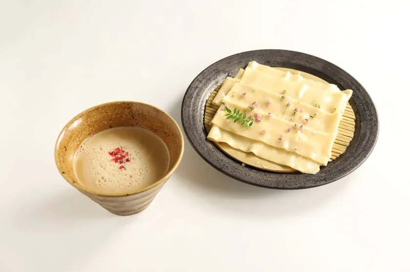 NEXT□の「牡蠣つけ麺asobu」。深みのある濃厚なつけ汁と弾力ある太麺が組み合わさった一杯