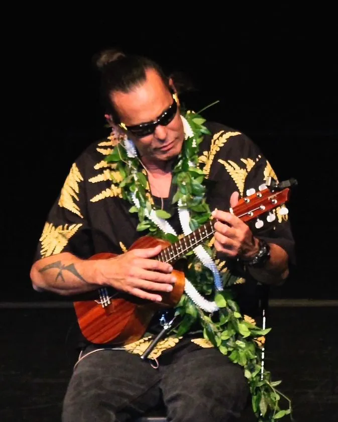 Mark Keali'i Ho'omalu（マーク・ケアリイ・ホオマル）