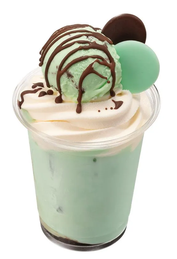 チョコミントアイスクリームをトッピングしたカップパフェ。薄緑色のミントドリンクベースにホイップクリーム、チョコがけのミントアイス玉、チョコとミントの丸型菓子が乗っている