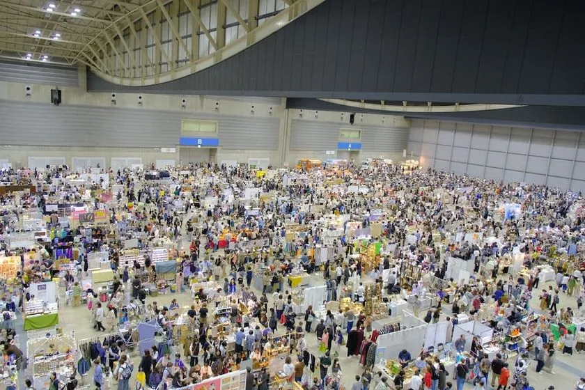 パシフィコ横浜展示ホールの会場全景を高所から俯瞰した写真。数百のブースと大勢の来場者が会場を埋め尽くしているスケール感がわかる