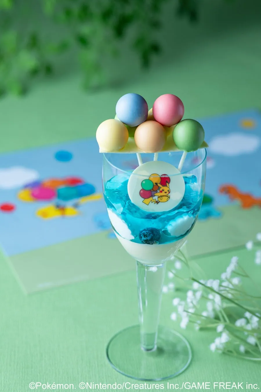 グランド ハイアット 東京×ポケモン30周年コラボのオリジナルチョコレート5本入りボックス(蓋にピカチュウ・ヒトカゲ・フシギダネ・ゼニガメ・イーブイのイラスト)と、ピカチュウロゴ入りキャンバストートバッグのセット商品写真