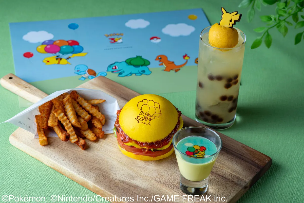 ポケモン30周年コラボグッズ一式。ピカチュウ・イーブイ等キャラクター缶ケース、コッキーとトリュフ入り木製トレイ、ピカチュウ柄ボックス2種、グランドハイアット東京ロゴ入りトートバッグ