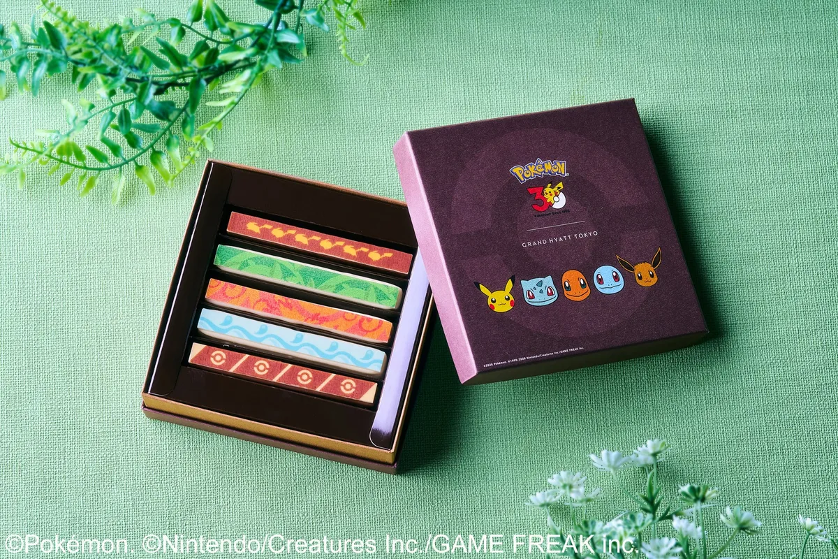 ポケモン30周年ロゴプレートとピカチュウシルエット型チョコを飾った黄色いモンブランケーキ、側面にチョコレートパーツを並べた単品スイーツ商品