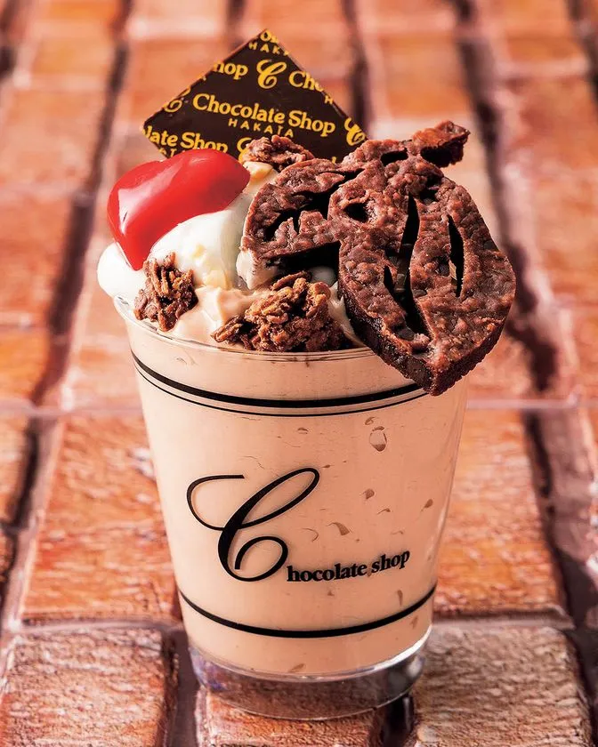 チョコレートショップの極上生チョコパフェ、オランダ産ココアの濃厚ソフトクリームにクッキーとアーモンドをトッピングした一杯