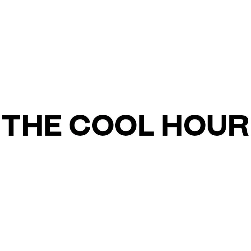 白背景に太ゴシック体で"THE COOL HOUR"と記載されたサービスロゴ