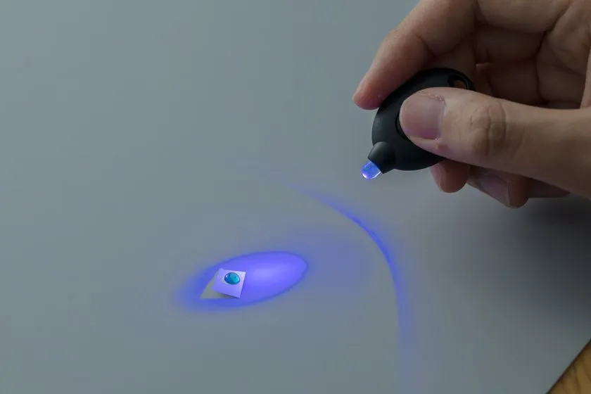 付属の専用ライトを照射して硬化