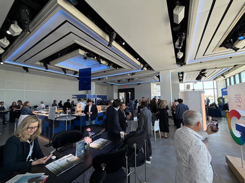 WSJ「The Future of Everything Festival 2026」会場内の様子で、Googleロゴのブース横に参加者が集まりネットワーキングや展示物を閲覧している広角ショット