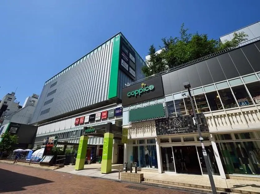 コピス吉祥寺の外観写真。緑のcoppiceロゴが入った高層ビルとテナント店舗が並ぶ正面ファサードを晴天下で撮影