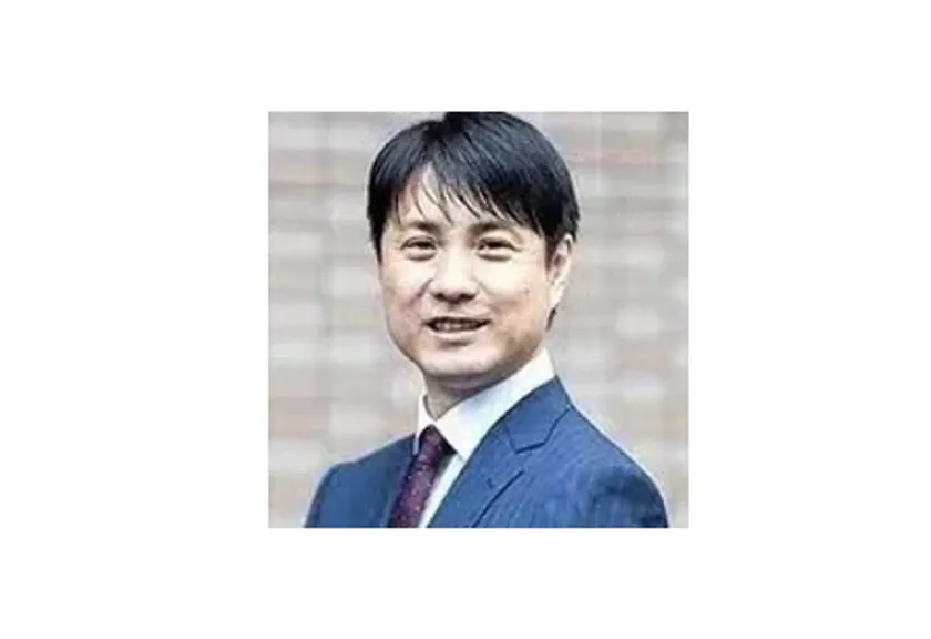 どさんこ投資スクール代表・奥澤智宏の顔写真。紺色スーツ・ワインレッドネクタイ着用の男性が正面やや斜め向きで微笑む人物ポートレート。