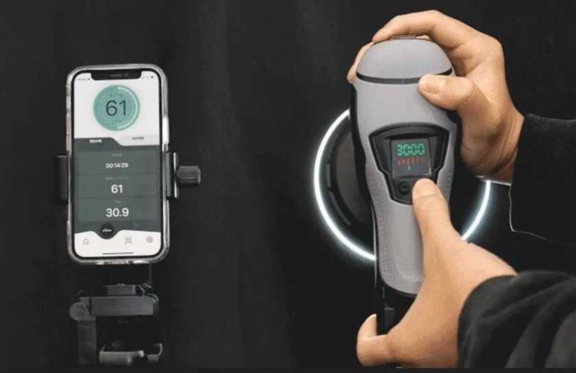ENMAポリッシャー本体のLEDリング点灯と液晶パネル表示(3000rpm)、スマートフォンアプリとの速度・作業時間連携画面を並べた操作機能紹介ショット