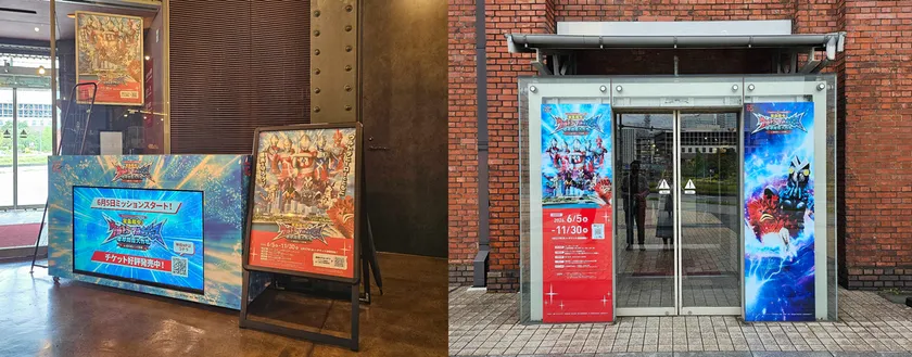 横浜赤レンガ倉庫の館内に設置されたイベント告知スタンドボード（左）と、6/5〜11/30の開催期間・チケット情報が掲示されたイベント入口ガラス扉ポスター（右）の現地設置写真