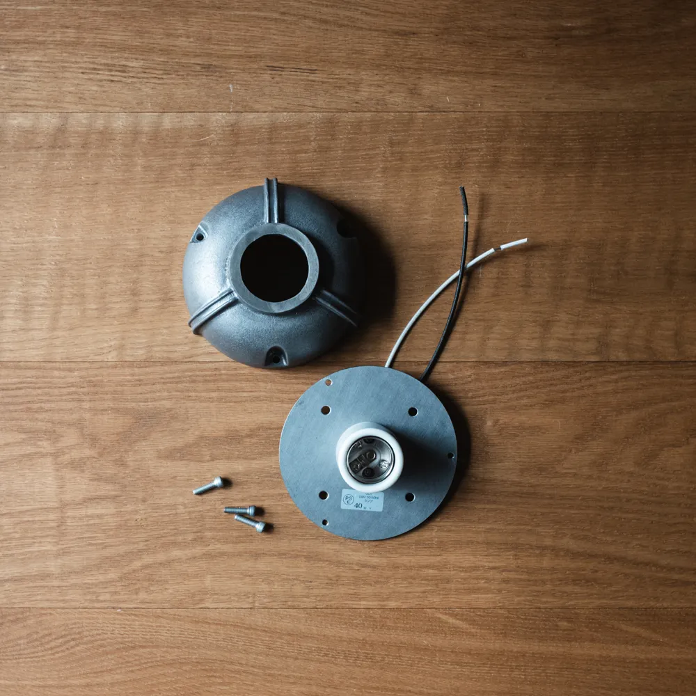 CAST ALUMINUM LAMPのジャンクションボックスへの取り付け例。露出配管が走る壁面への設置状態。