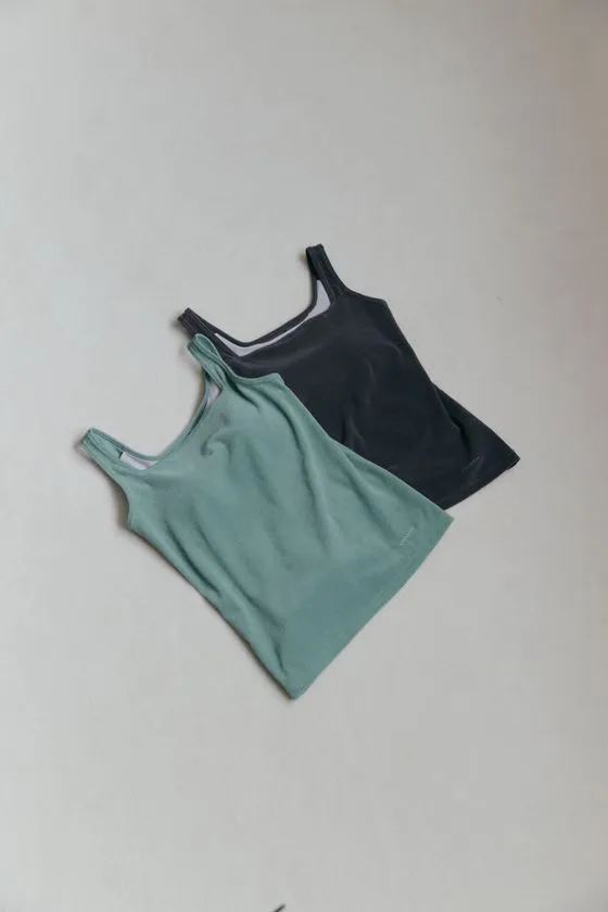 Cup In Pile Tank Topの正面着用カット