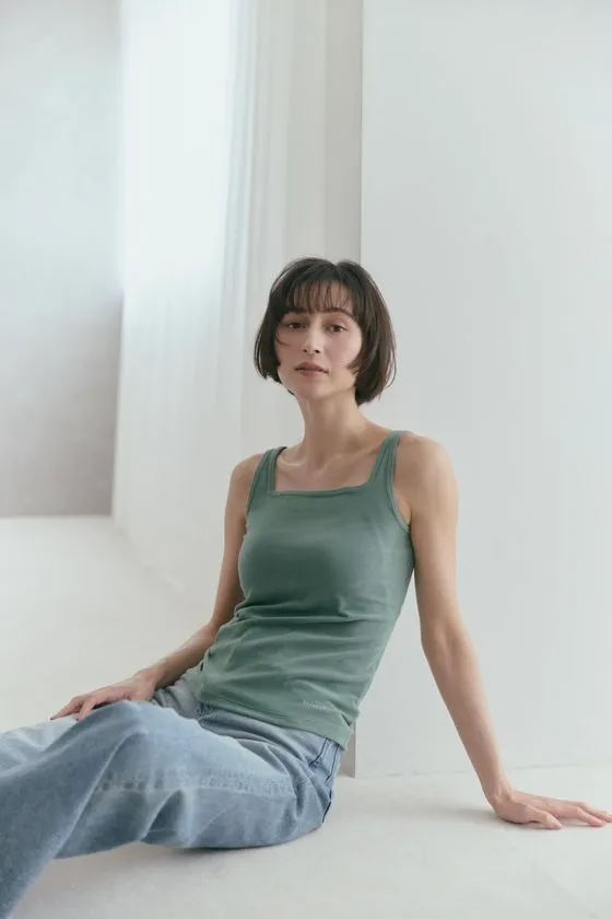 Cup In Pile Tank Topの裾まわりが見える着用カット