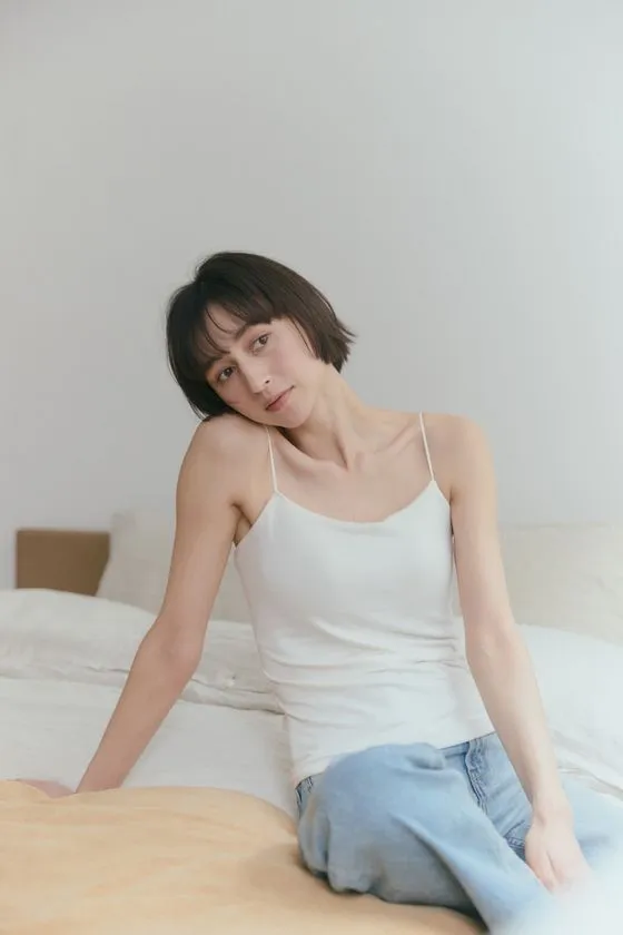 Cup In Bare Camisoleのサイドシルエットが見える着用カット
