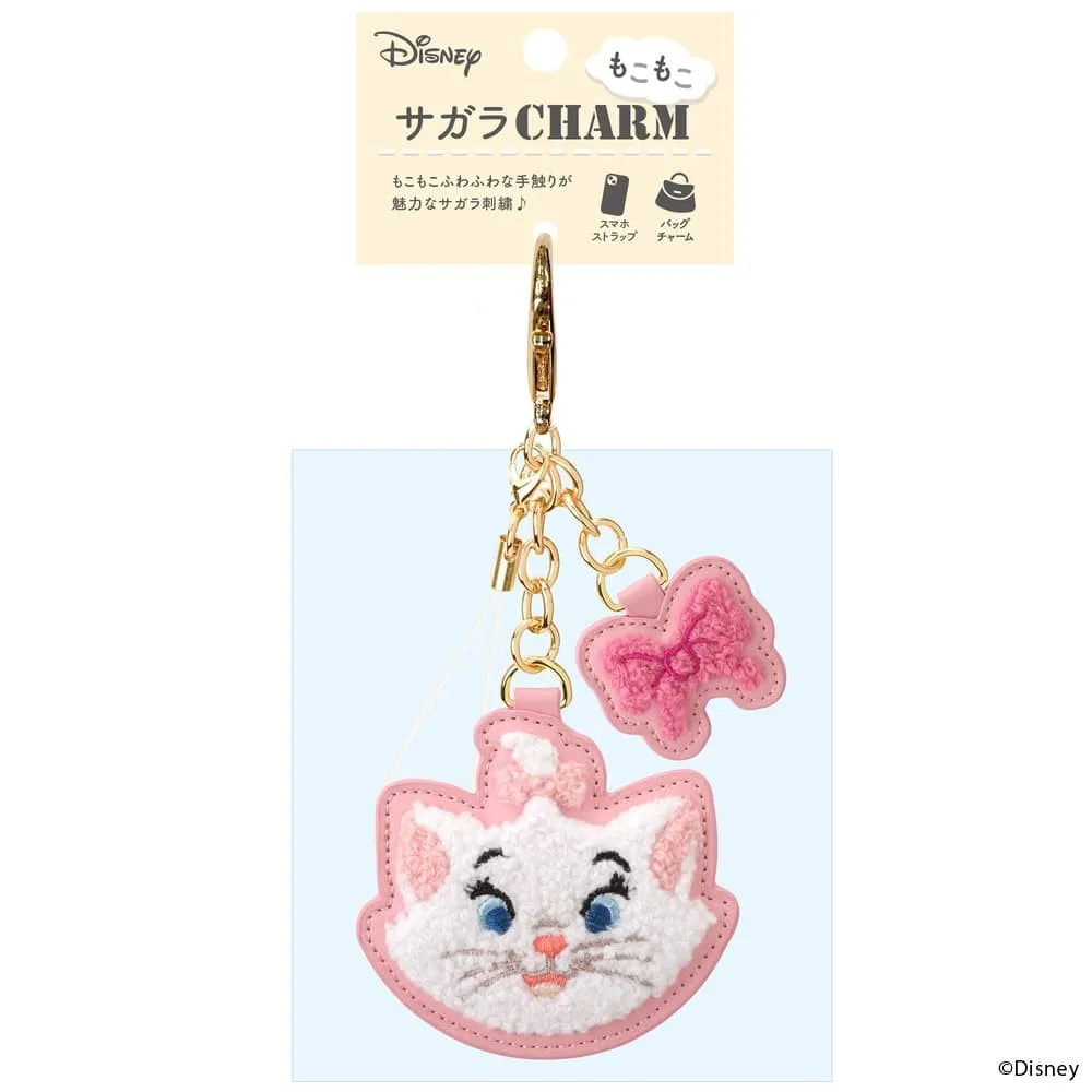 ディズニーマリーのサガラチャームをバッグに取り付けた使用イメージ