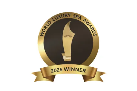 World Luxury Spa Awards 2025 Winner の金色円形バッジ。スパ部門の受賞を示す公式ロゴで、トロフィーと受賞年を記載